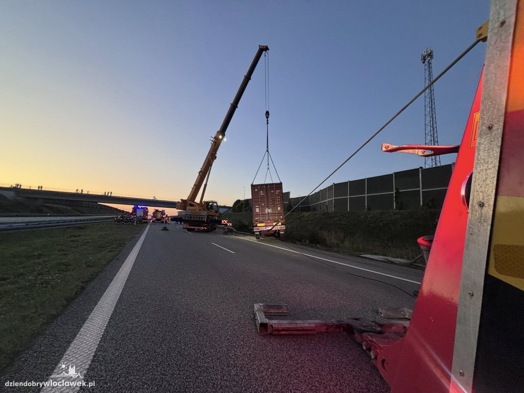 Przewrócona ciężarówka sparaliżowała A1