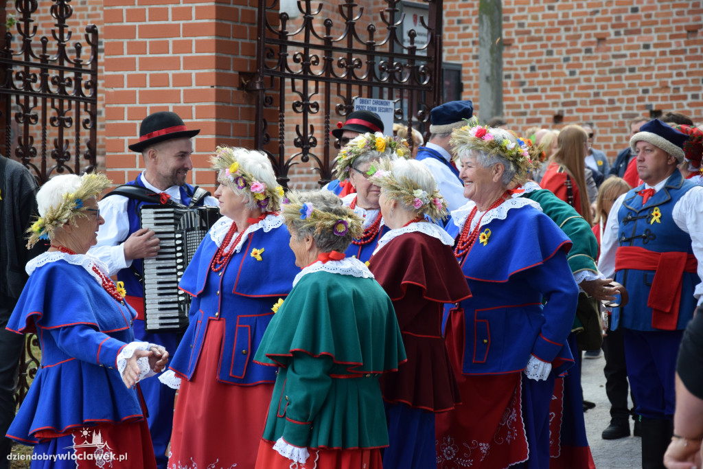 Dożynki w Brześciu Kujawskim - korowód i część obrzędowa