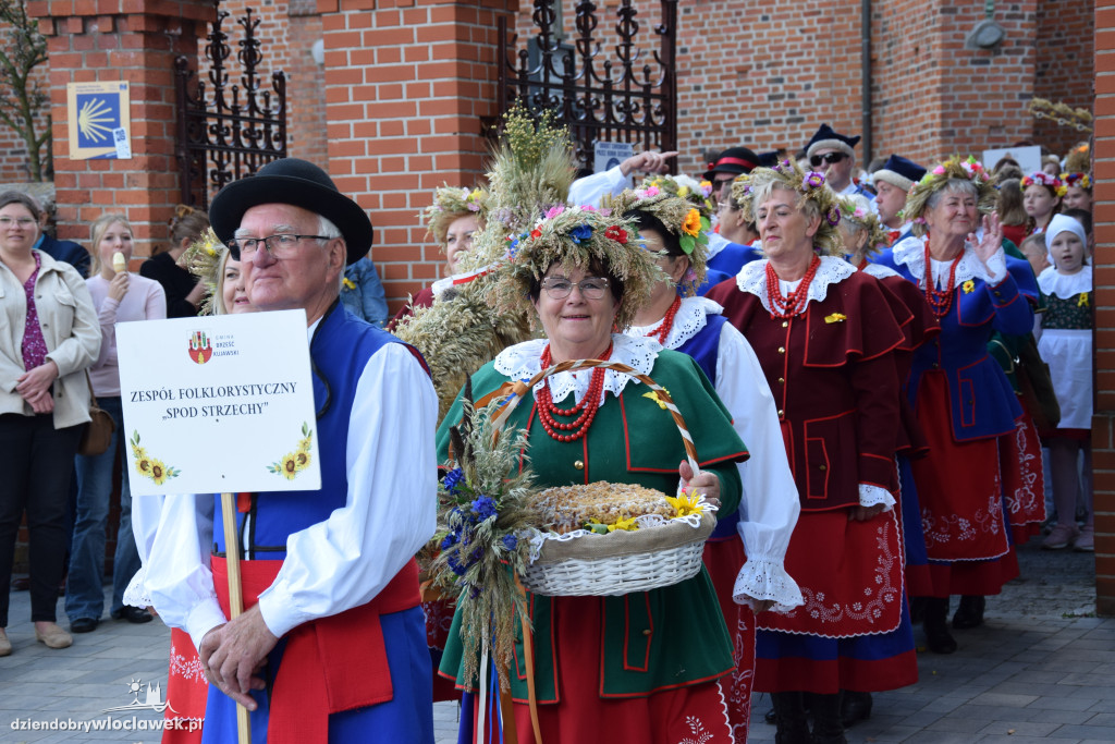 Dożynki w Brześciu Kujawskim - korowód i część obrzędowa