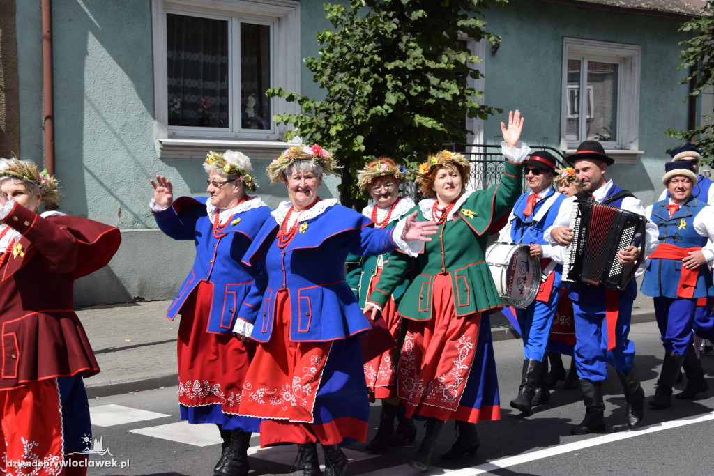 Dożynki w Brześciu Kujawskim - korowód i część obrzędowa