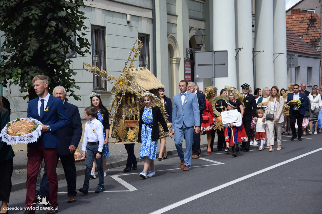 Dożynki w Brześciu Kujawskim - korowód i część obrzędowa