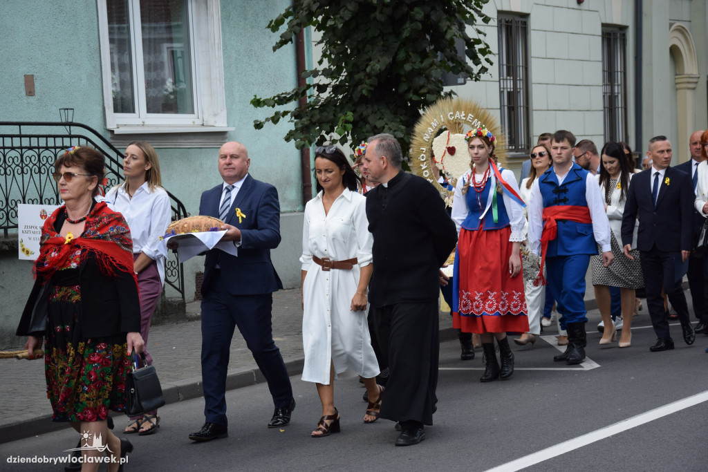 Dożynki w Brześciu Kujawskim - korowód i część obrzędowa