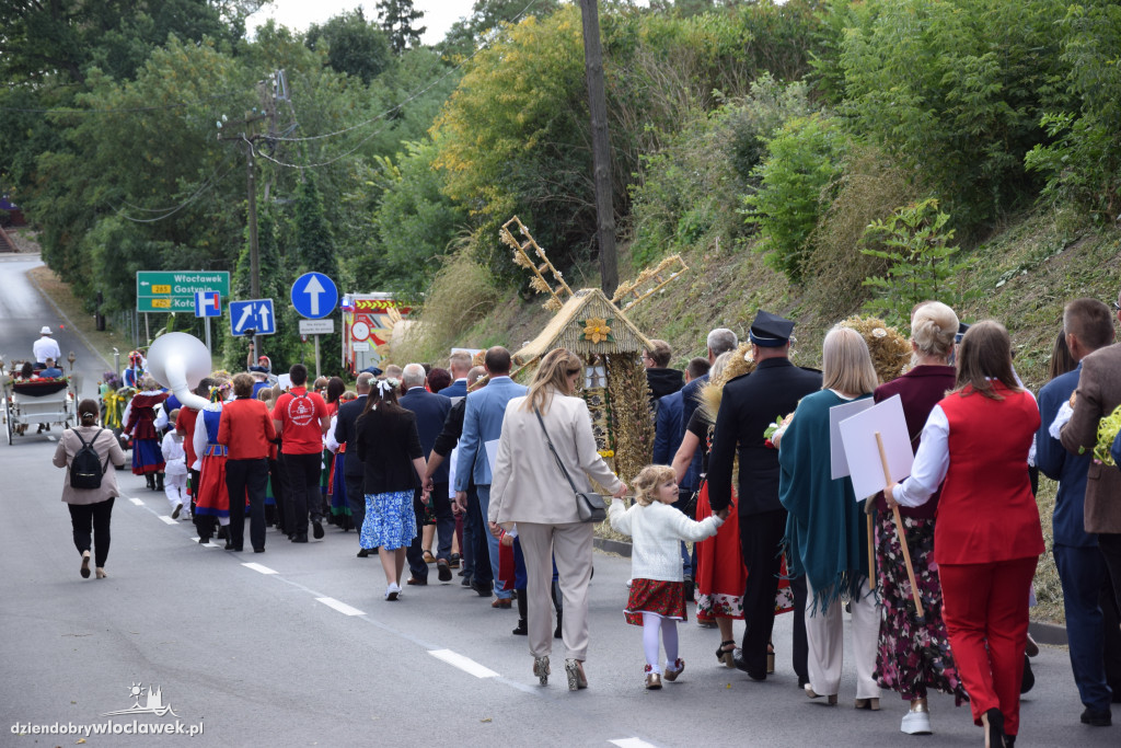 Dożynki w Brześciu Kujawskim - korowód i część obrzędowa