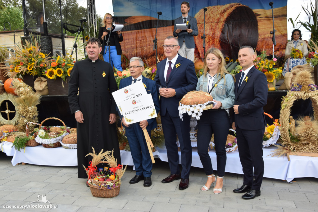 Dożynki w Brześciu Kujawskim - korowód i część obrzędowa