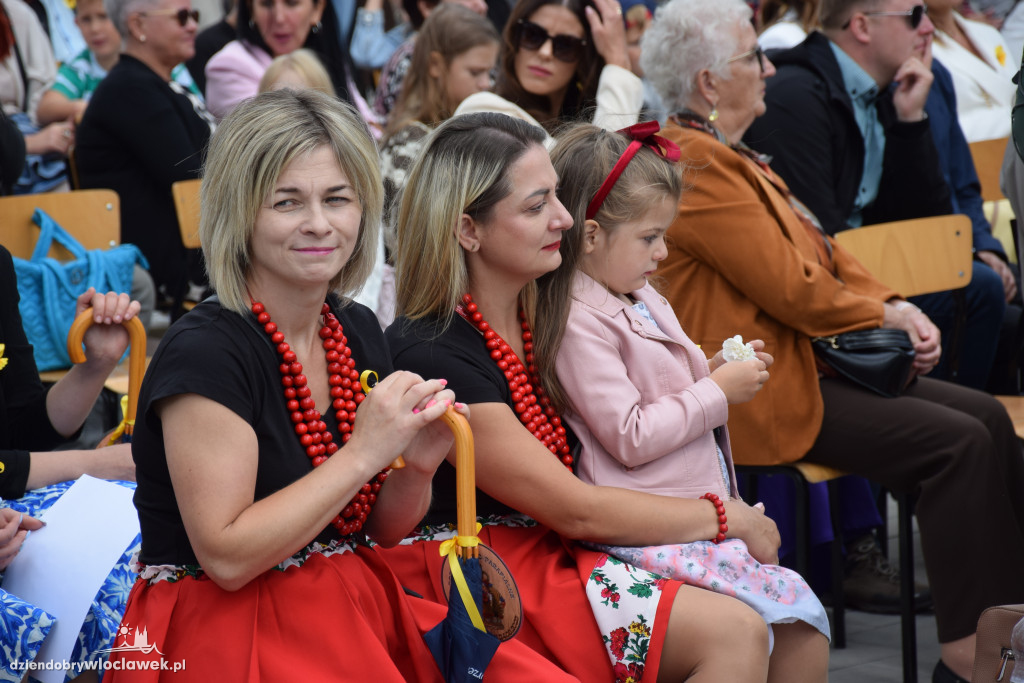 Dożynki w Brześciu Kujawskim - korowód i część obrzędowa
