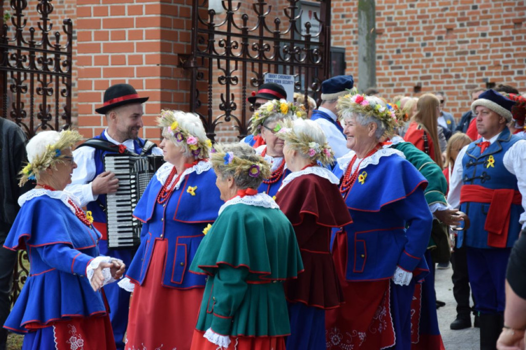 Dożynki w Brześciu Kujawskim - korowód i część obrzędowa