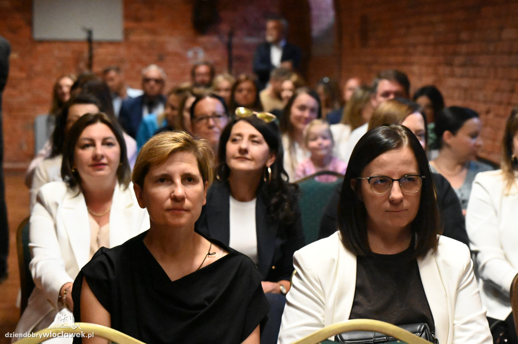 Przybyło 65 nauczycieli dyplomowanych