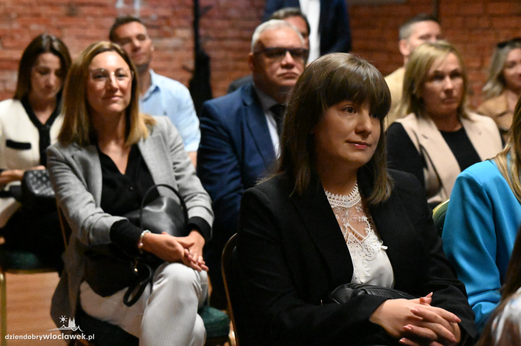 Przybyło 65 nauczycieli dyplomowanych