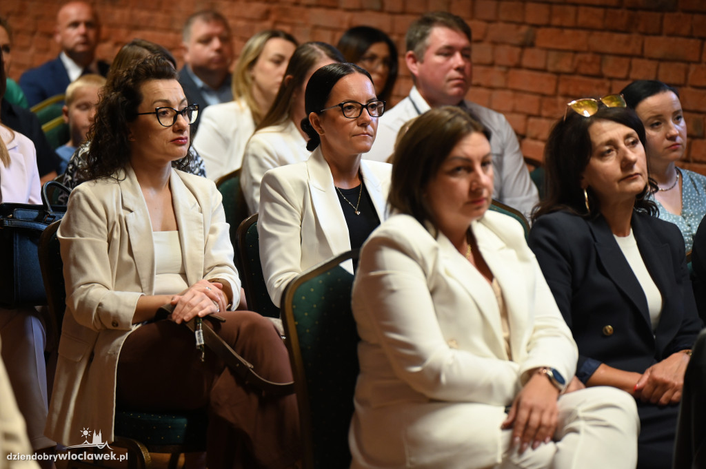 Przybyło 65 nauczycieli dyplomowanych