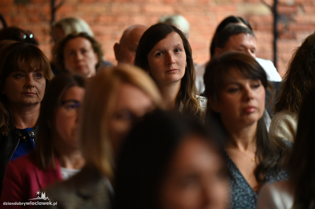Przybyło 65 nauczycieli dyplomowanych