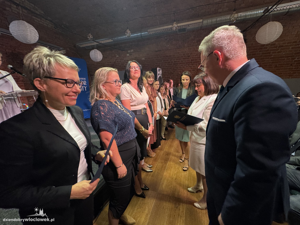 Przybyło 65 nauczycieli dyplomowanych