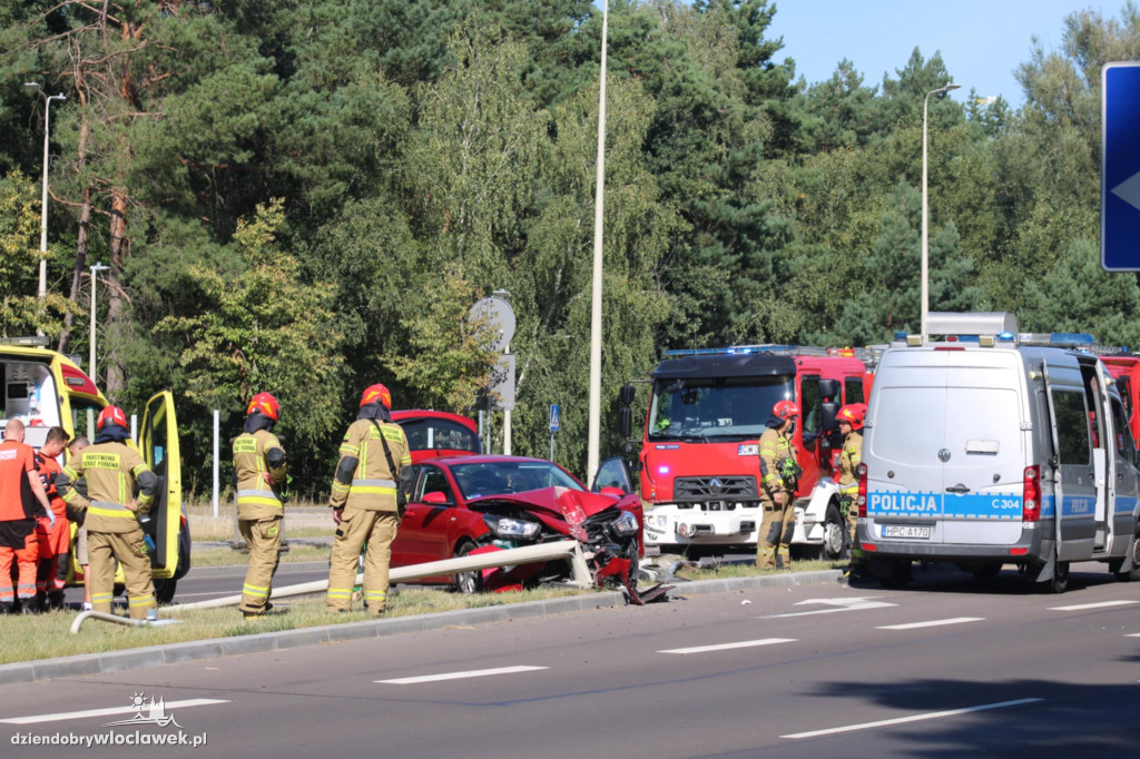 Samochód rozbity na latarni