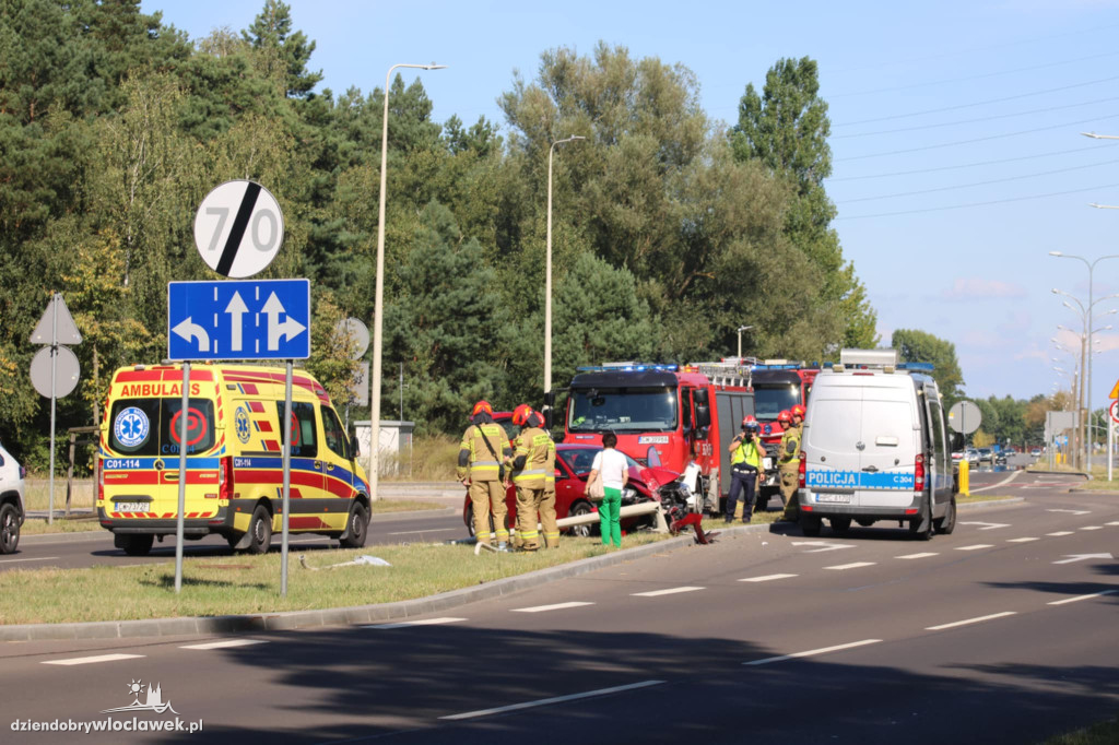 Samochód rozbity na latarni