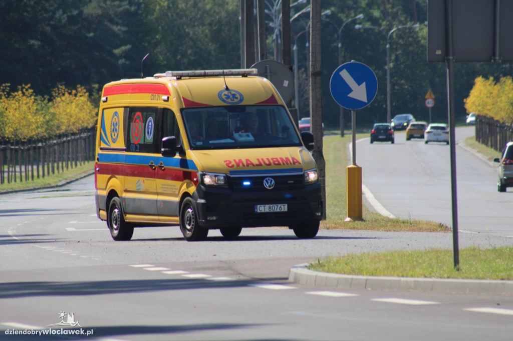 Samochód rozbity na latarni