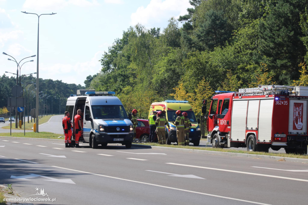 Samochód rozbity na latarni