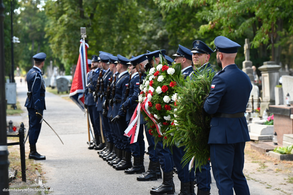 Pogrzeb policjanta na cmentarzu komunalnym