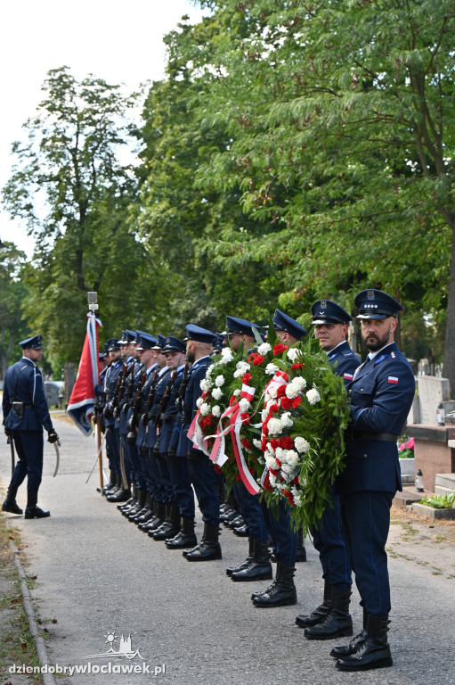Pogrzeb policjanta na cmentarzu komunalnym