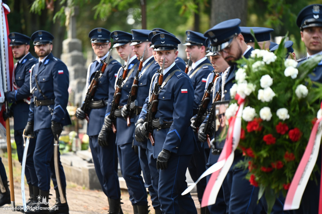 Pogrzeb policjanta na cmentarzu komunalnym