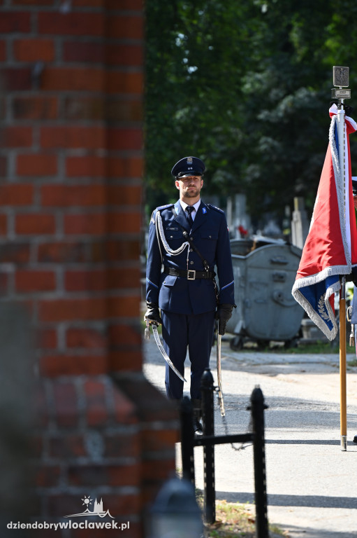 Pogrzeb policjanta na cmentarzu komunalnym