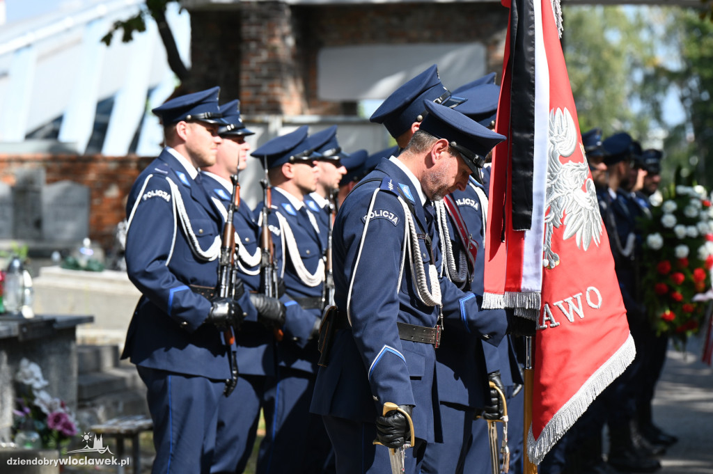Pogrzeb policjanta na cmentarzu komunalnym