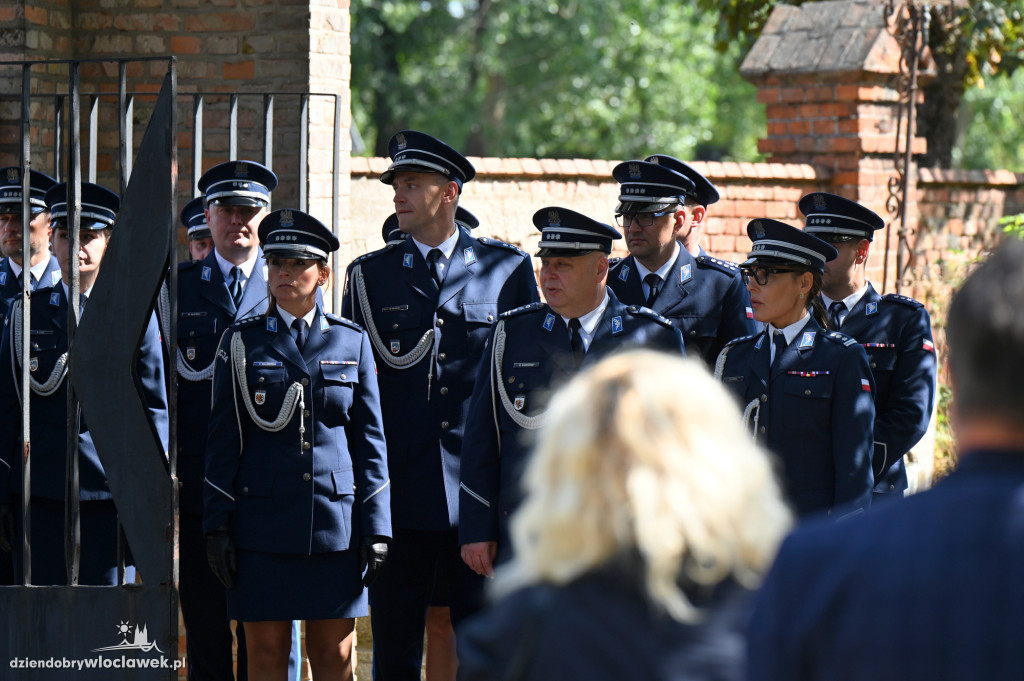 Pogrzeb policjanta na cmentarzu komunalnym