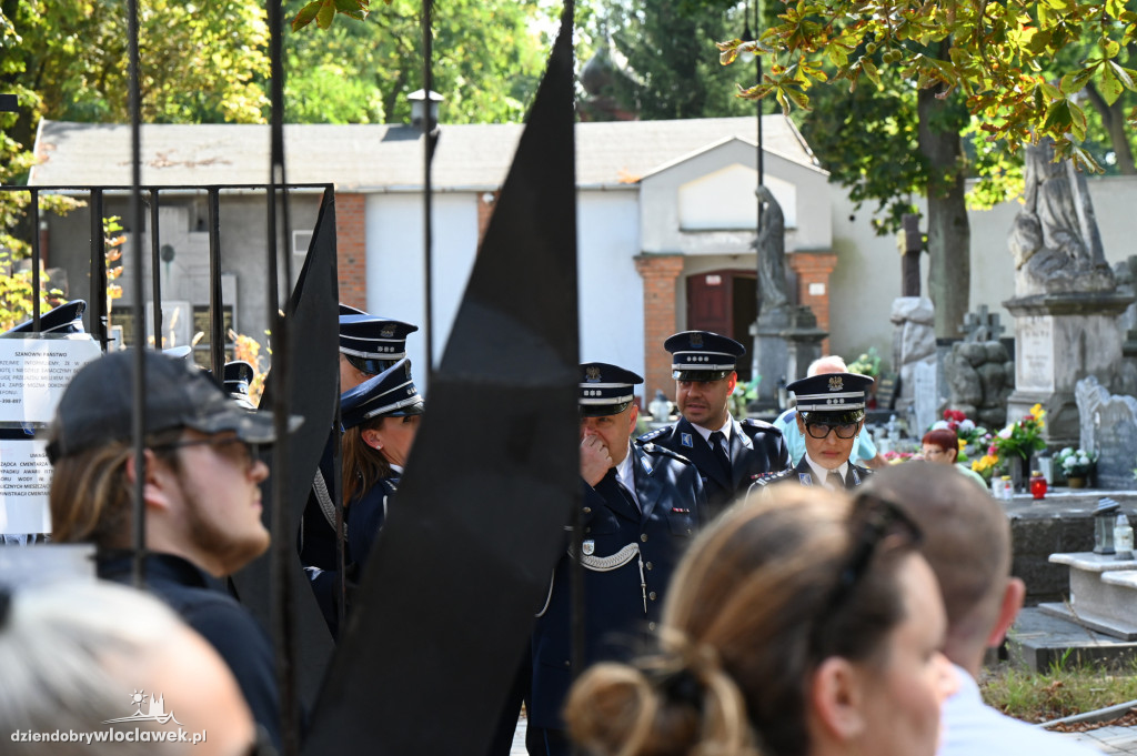 Pogrzeb policjanta na cmentarzu komunalnym