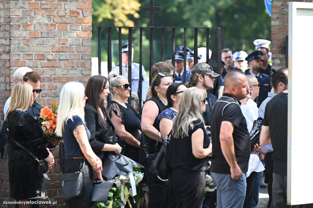 Pogrzeb policjanta na cmentarzu komunalnym