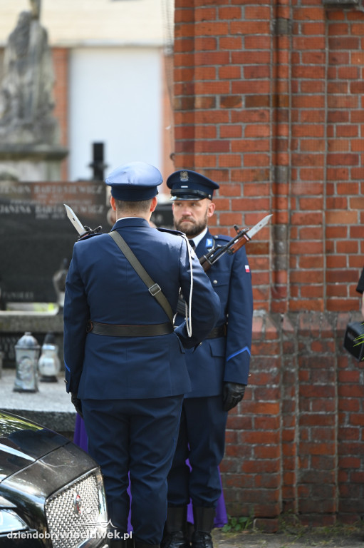 Pogrzeb policjanta na cmentarzu komunalnym