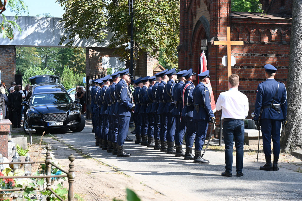 Pogrzeb policjanta na cmentarzu komunalnym