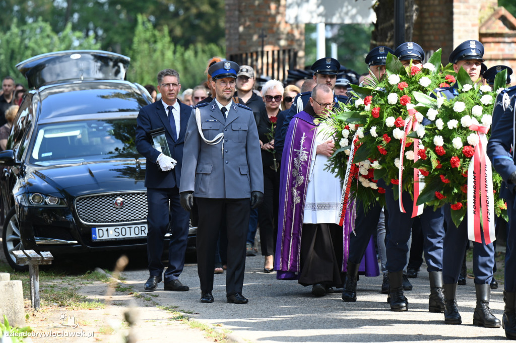 Pogrzeb policjanta na cmentarzu komunalnym
