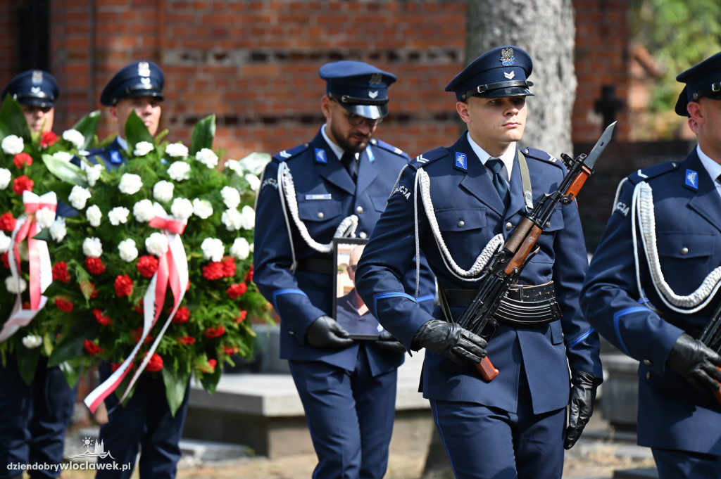 Pogrzeb policjanta na cmentarzu komunalnym