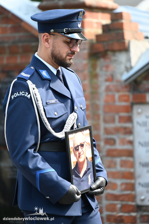 Pogrzeb policjanta na cmentarzu komunalnym