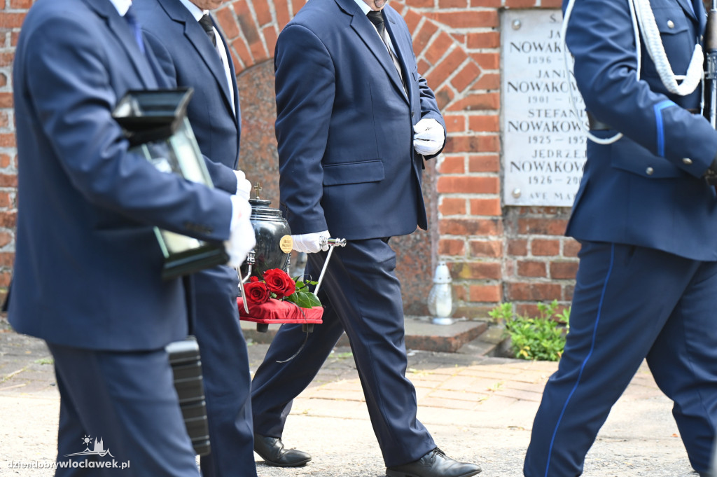 Pogrzeb policjanta na cmentarzu komunalnym