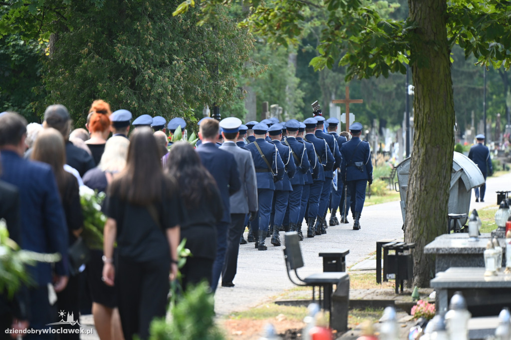 Pogrzeb policjanta na cmentarzu komunalnym