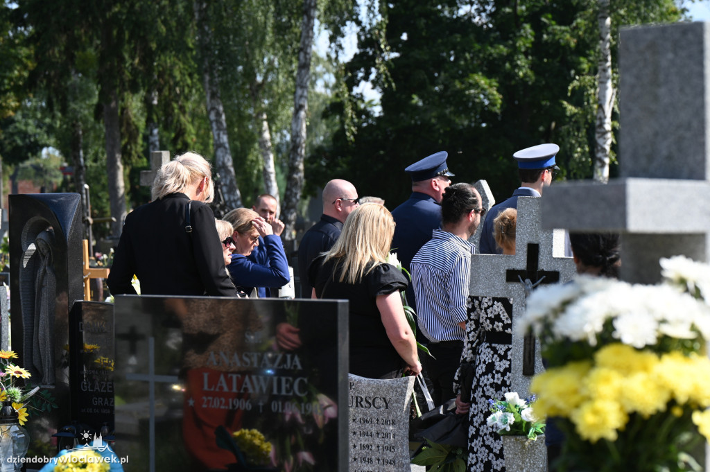 Pogrzeb policjanta na cmentarzu komunalnym