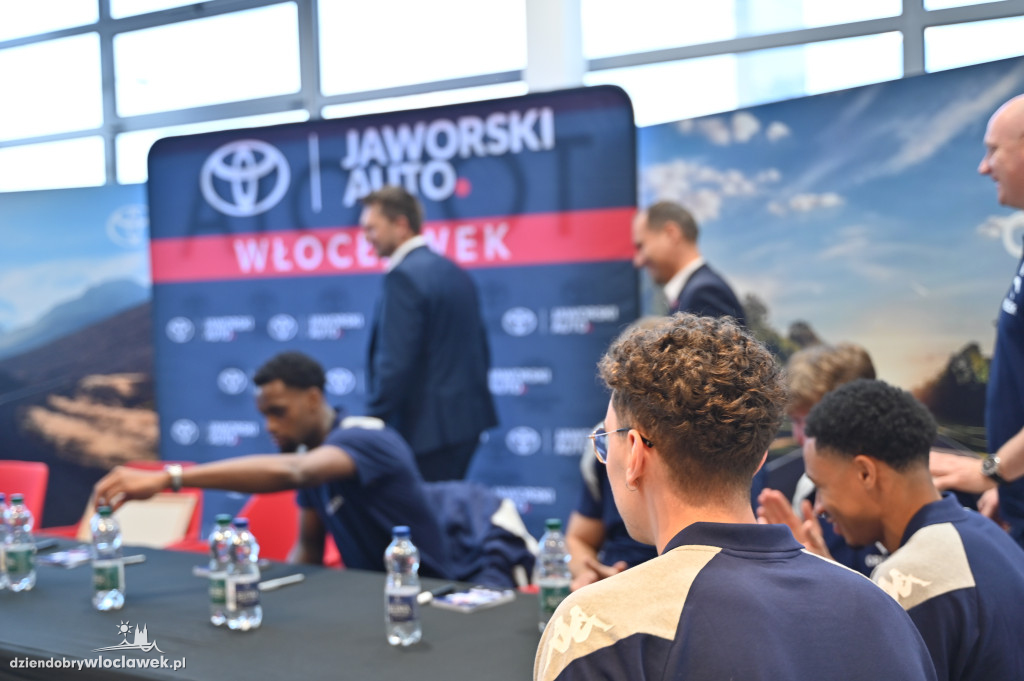 Koszykarze Anwil Włocławek z nowymi autami