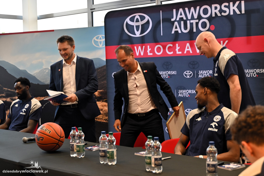 Koszykarze Anwil Włocławek z nowymi autami