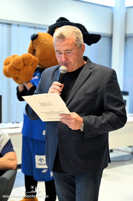 Koszykarze Anwil Włocławek z nowymi autami