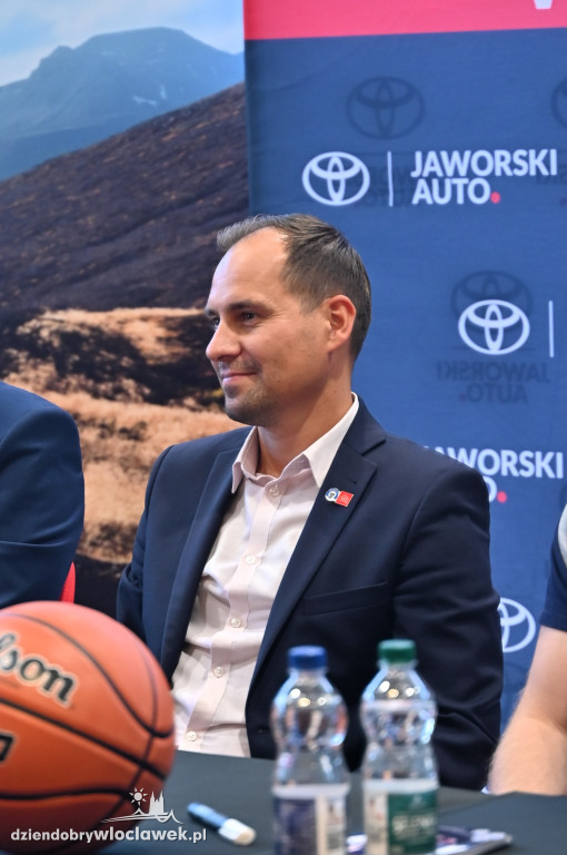 Koszykarze Anwil Włocławek z nowymi autami