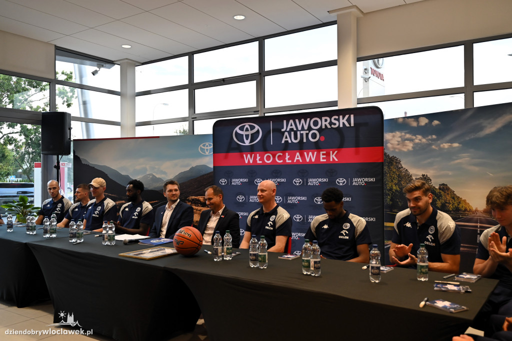 Koszykarze Anwil Włocławek z nowymi autami