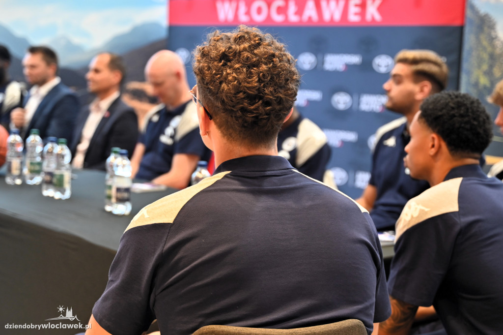 Koszykarze Anwil Włocławek z nowymi autami