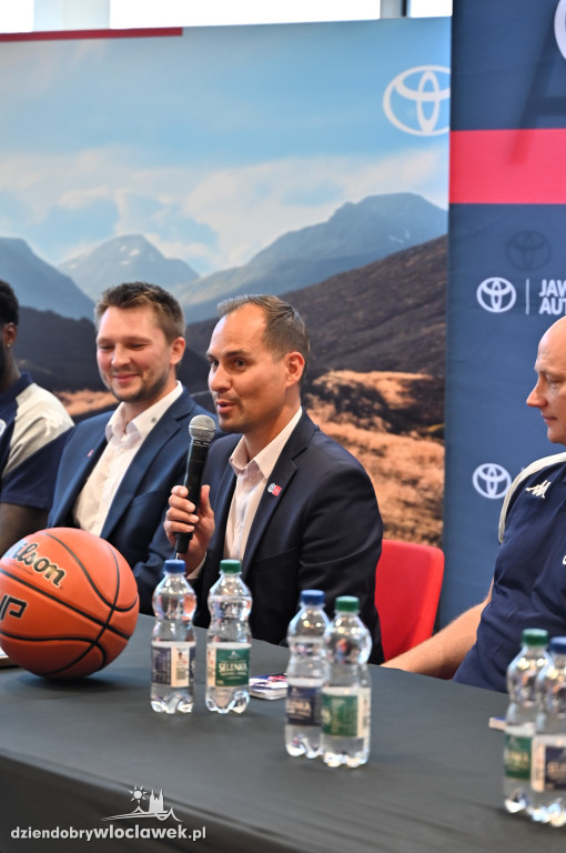 Koszykarze Anwil Włocławek z nowymi autami