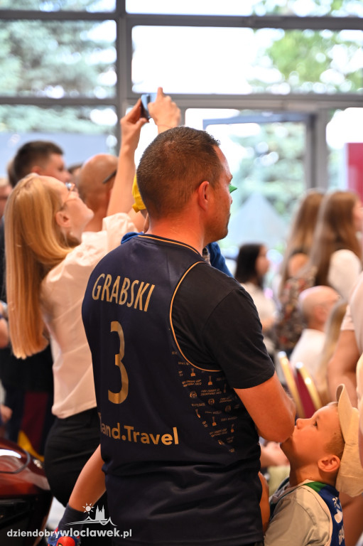 Koszykarze Anwil Włocławek z nowymi autami