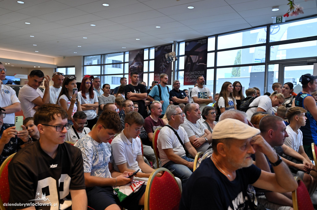 Koszykarze Anwil Włocławek z nowymi autami