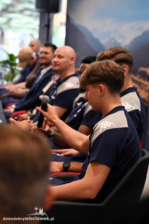 Koszykarze Anwil Włocławek z nowymi autami