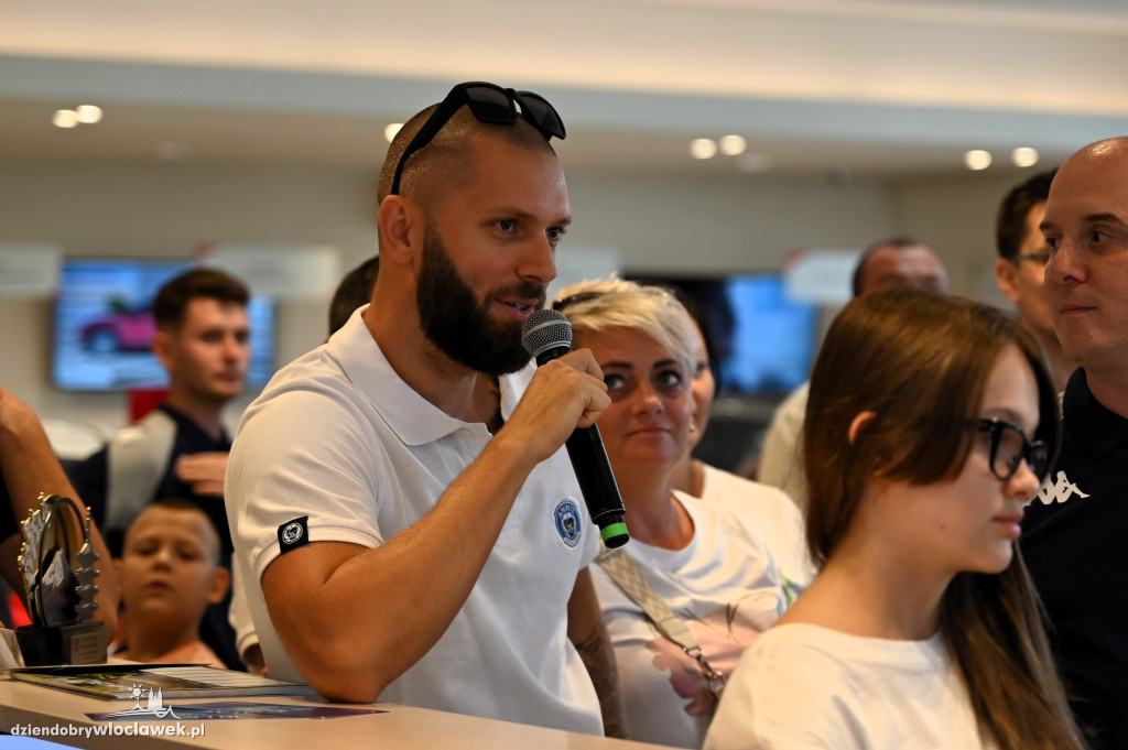 Koszykarze Anwil Włocławek z nowymi autami