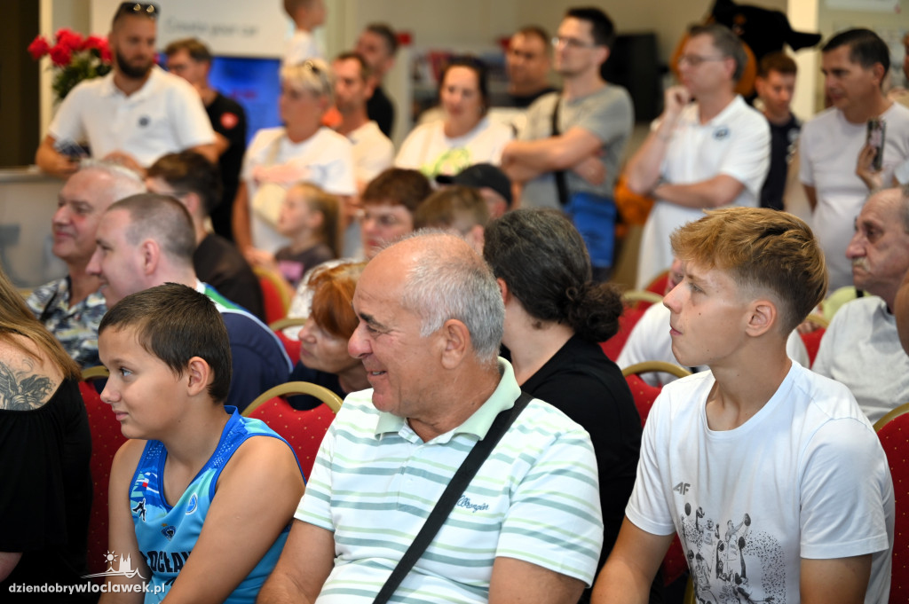 Koszykarze Anwil Włocławek z nowymi autami