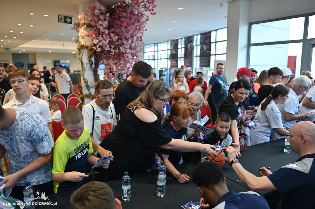 Koszykarze Anwil Włocławek z nowymi autami