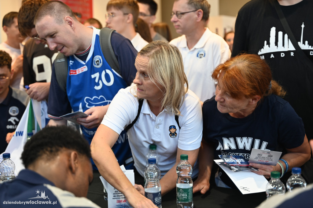 Koszykarze Anwil Włocławek z nowymi autami