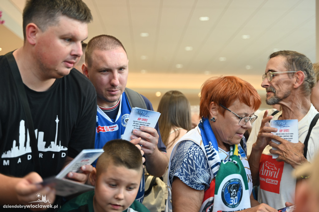 Koszykarze Anwil Włocławek z nowymi autami